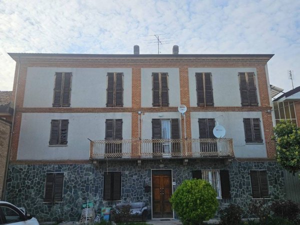 casa indipendente in vendita ad Agliano Terme in zona Agliano