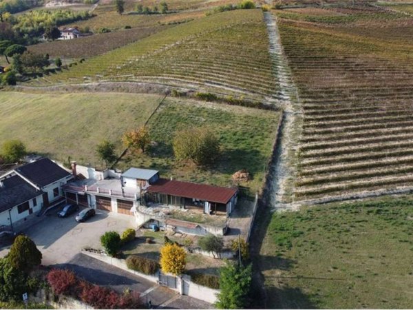 casa indipendente in vendita ad Agliano Terme in zona Salere