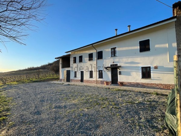 casa indipendente in vendita ad Agliano Terme in zona Salere
