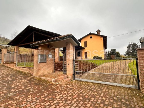 casa indipendente in vendita ad Agliano Terme in zona Salere
