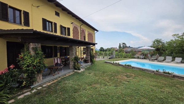 casa indipendente in vendita ad Agliano Terme in zona Salere