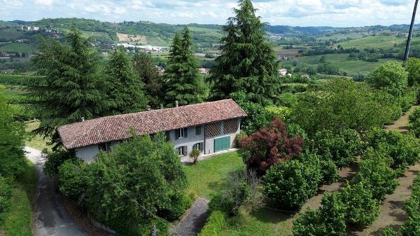 casa indipendente in vendita ad Agliano Terme in zona Salere
