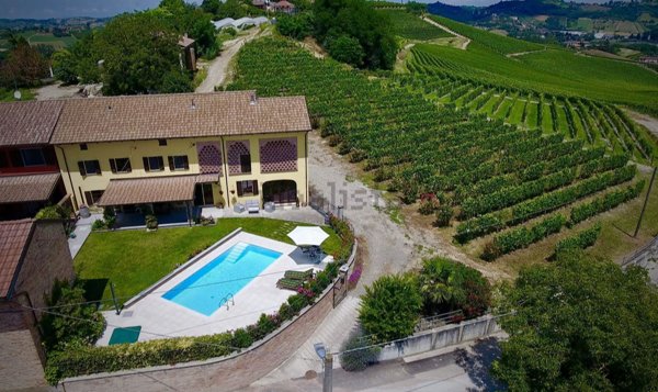 casa indipendente in vendita ad Agliano Terme in zona Salere