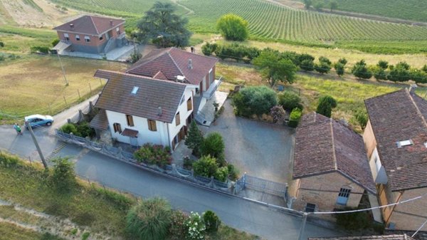 casa indipendente in vendita ad Agliano Terme in zona Salere