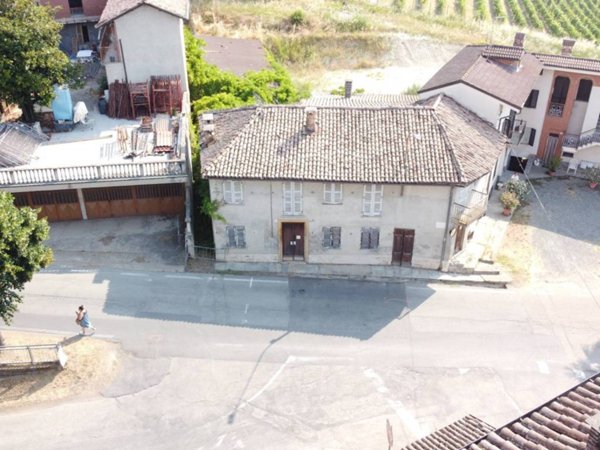 casa indipendente in vendita ad Agliano Terme in zona Salere