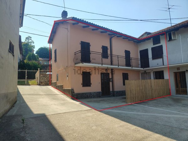 casa indipendente in vendita ad Agliano Terme in zona Agliano