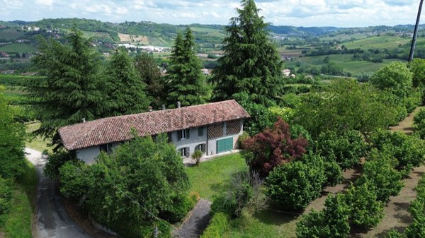 casa indipendente in vendita ad Agliano Terme in zona Salere