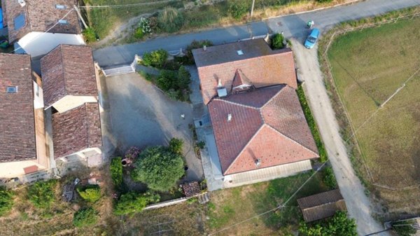 casa indipendente in vendita ad Agliano Terme in zona Salere