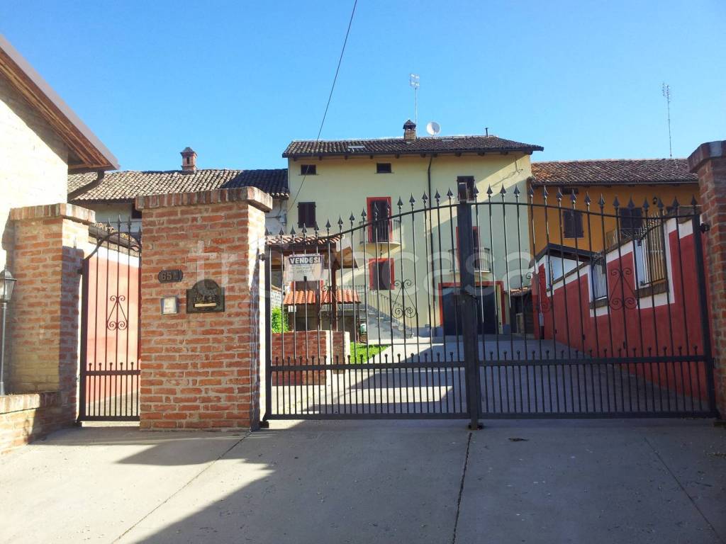 casa indipendente in vendita ad Agliano Terme in zona Salere