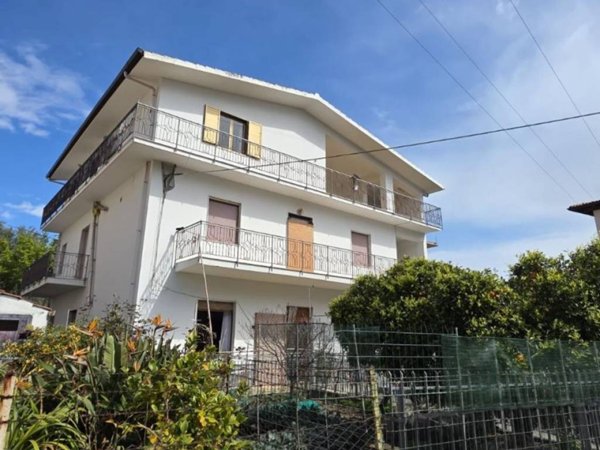 intera palazzina in vendita a Condofuri in zona San Carlo
