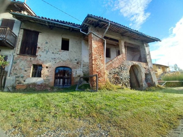 casa indipendente in vendita ad Albugnano in zona Campolungo