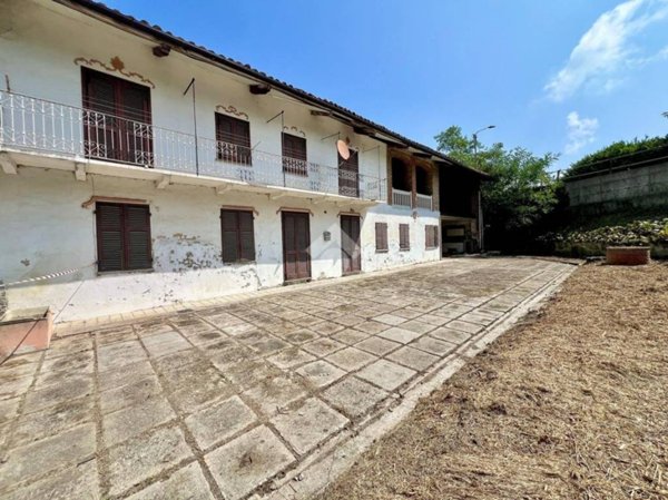 casa indipendente in vendita ad Albugnano in zona Campolungo