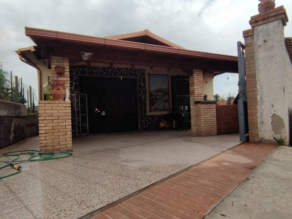 casa indipendente in vendita a Laureana di Borrello