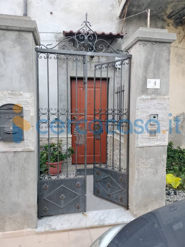 casa indipendente in vendita a Locri