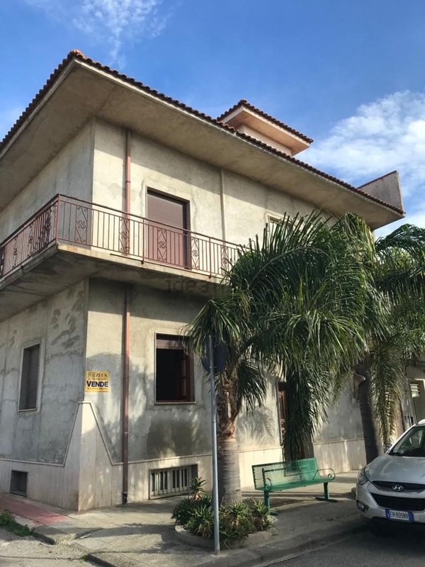 casa indipendente in vendita a Locri