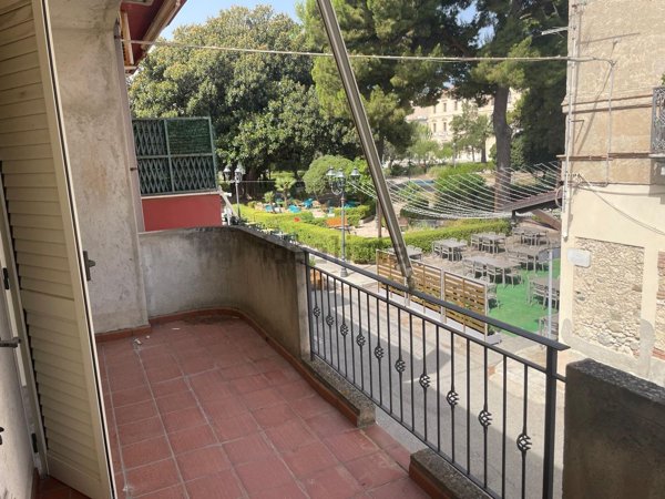 casa indipendente in vendita a Locri