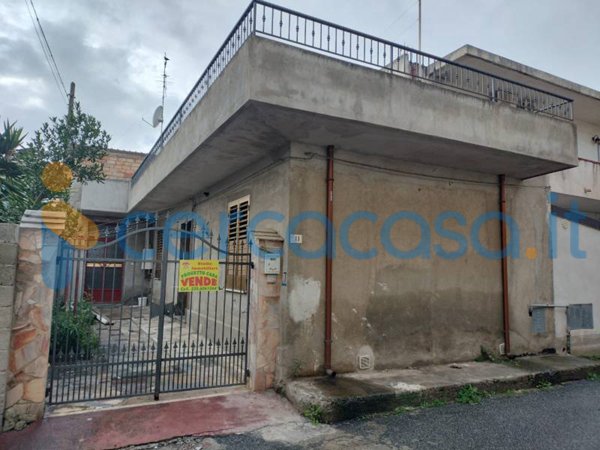 casa indipendente in vendita a Locri