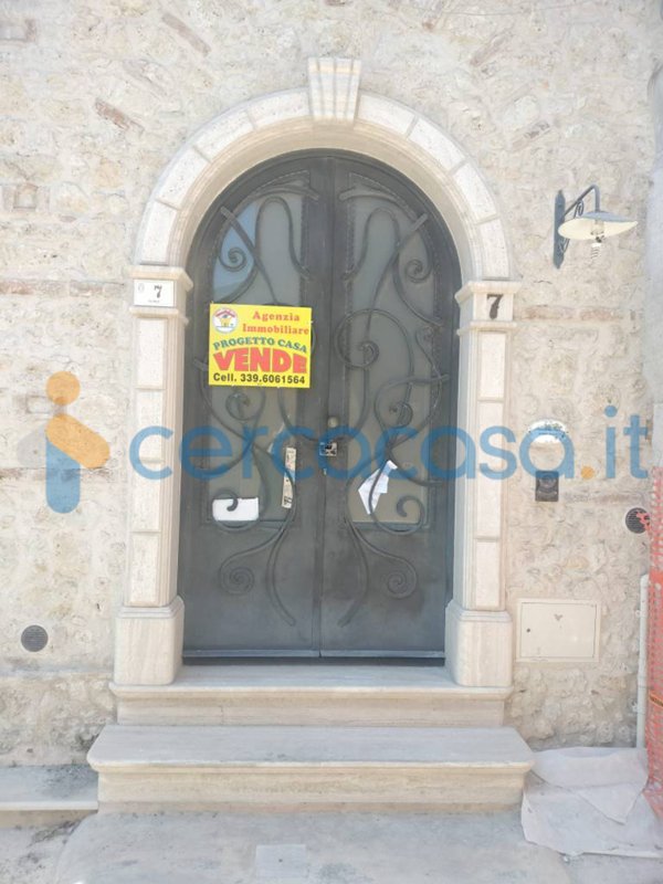 casa indipendente in vendita a Locri
