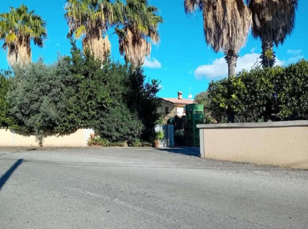 esavano in vendita a Locri in zona Moschetta