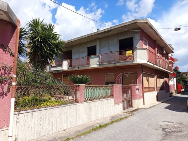 casa indipendente in vendita a Locri