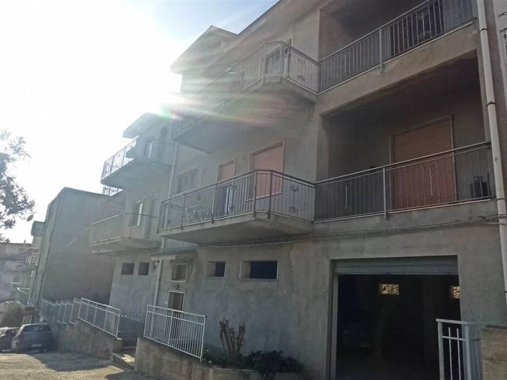 intera palazzina in vendita a Motta San Giovanni in zona Lazzaro
