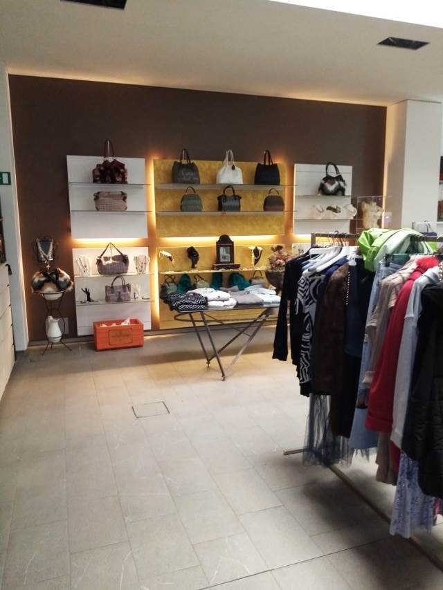 negozio in vendita a Motta San Giovanni in zona Lazzaro