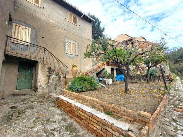 intera palazzina in vendita a Motta San Giovanni in zona Lazzaro