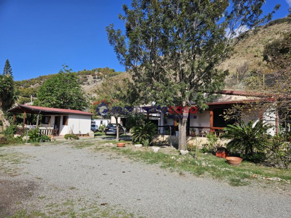 casa indipendente in vendita a Palizzi in zona Palizzi Marina