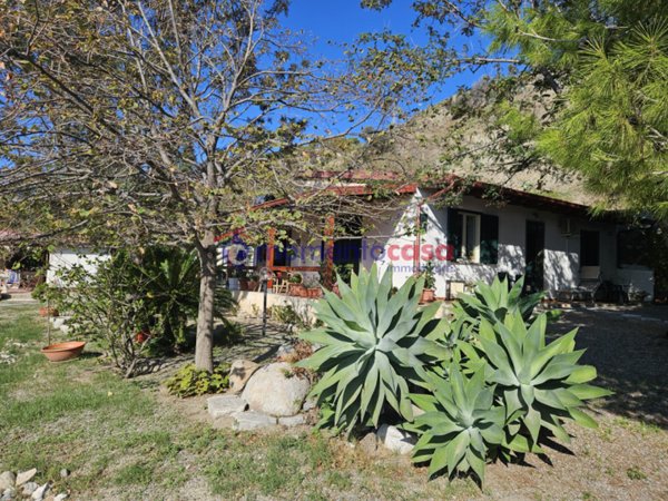 casa indipendente in vendita a Palizzi in zona Palizzi Marina
