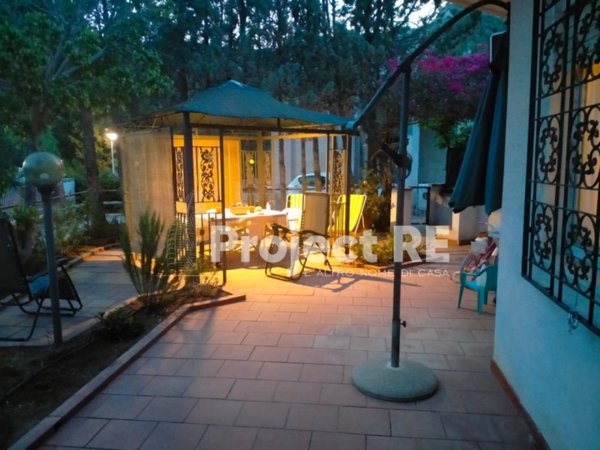 casa indipendente in vendita a Palizzi in zona Palizzi Marina