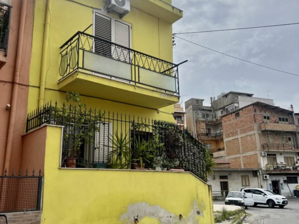 intera palazzina in vendita a Reggio di Calabria in zona Modena