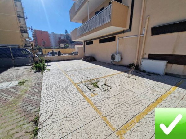 negozio in vendita a Reggio di Calabria in zona Sbarre