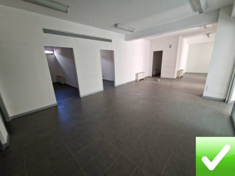negozio in vendita a Reggio di Calabria in zona Sbarre