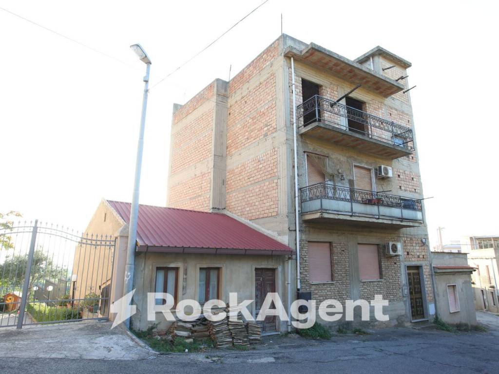 appartamento in vendita a Reggio di Calabria in zona Sambatello