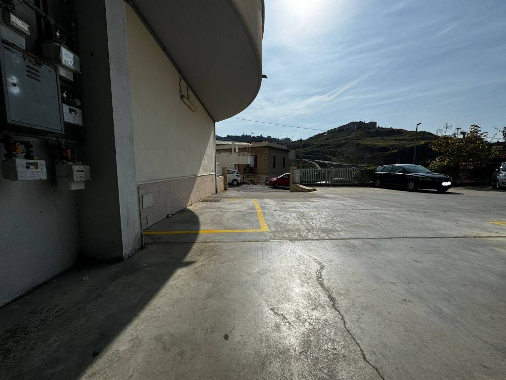 locale commerciale in vendita a Reggio di Calabria in zona Vito