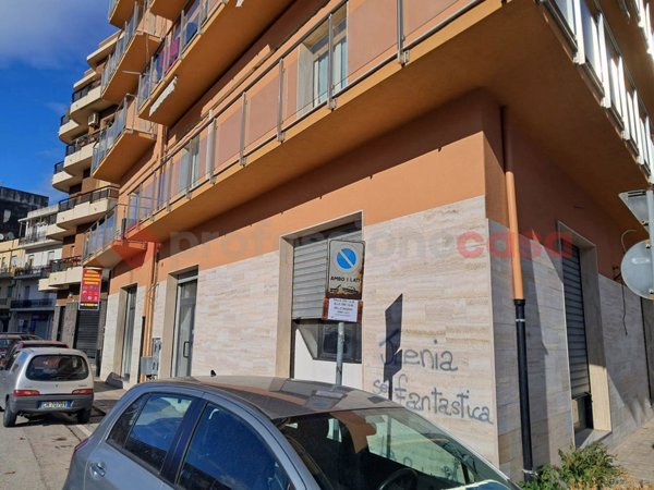 negozio in vendita a Reggio di Calabria in zona Stadio