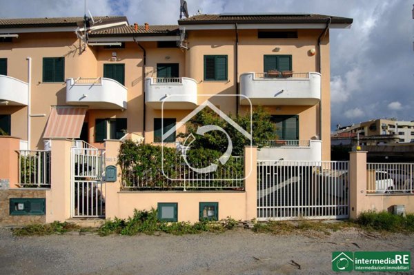 casa indipendente in vendita a Reggio di Calabria in zona Catona