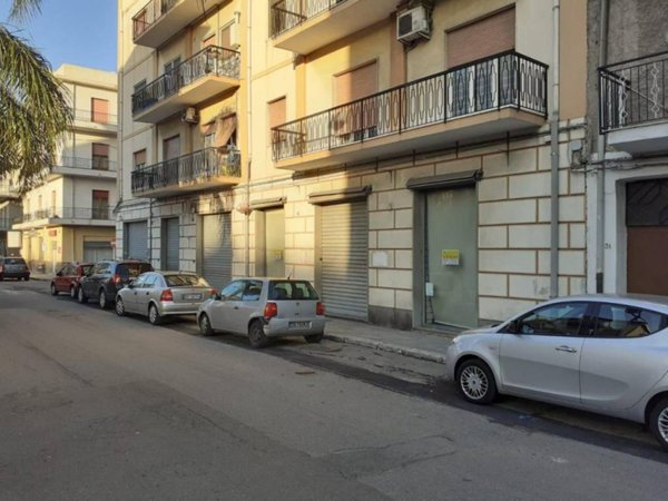 negozio in vendita a Reggio di Calabria in zona Rione Ferrovieri
