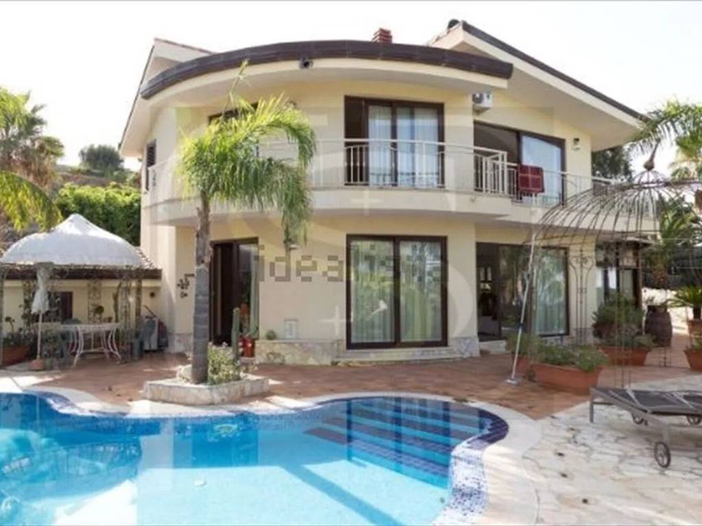 casa indipendente in vendita a Reggio di Calabria in zona Pellaro