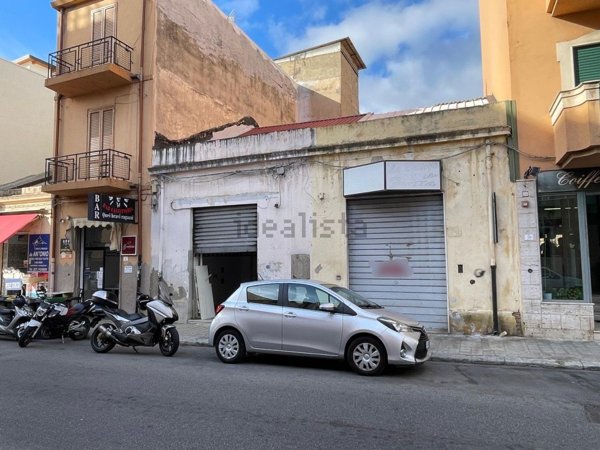 negozio in vendita a Reggio di Calabria in zona Sbarre