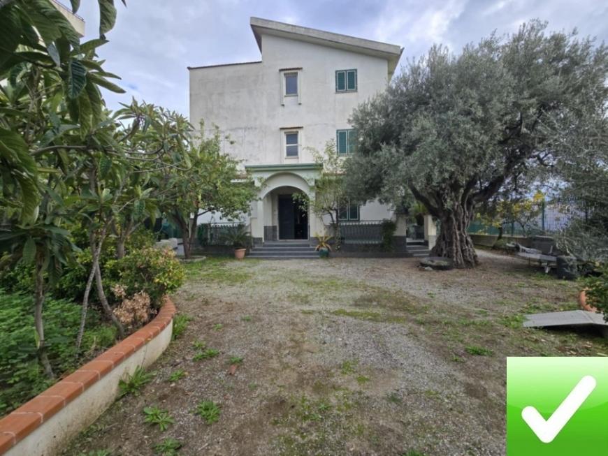 negozio in vendita a Reggio di Calabria in zona San Gregorio