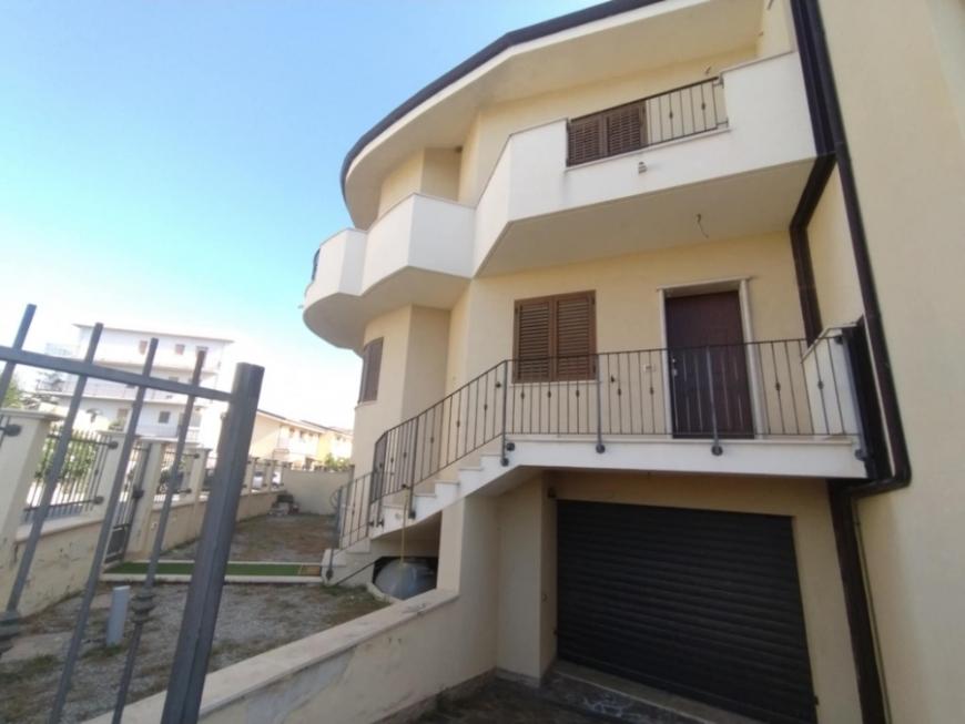 negozio in vendita a Reggio di Calabria in zona Ravagnese