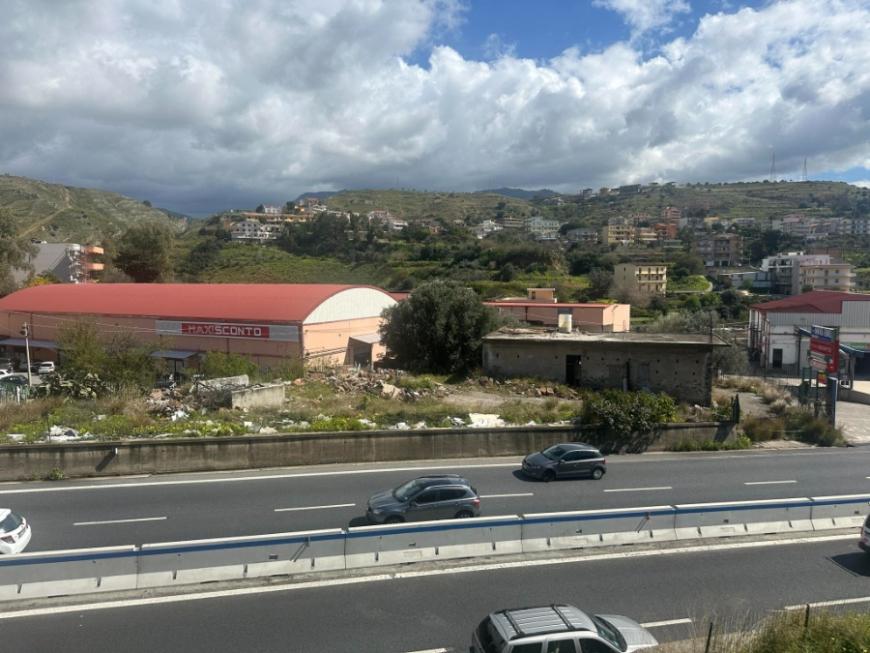 negozio in vendita a Reggio di Calabria in zona Ravagnese
