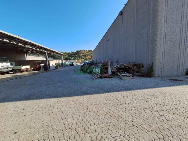 capannone in vendita a Reggio di Calabria in zona San Gregorio