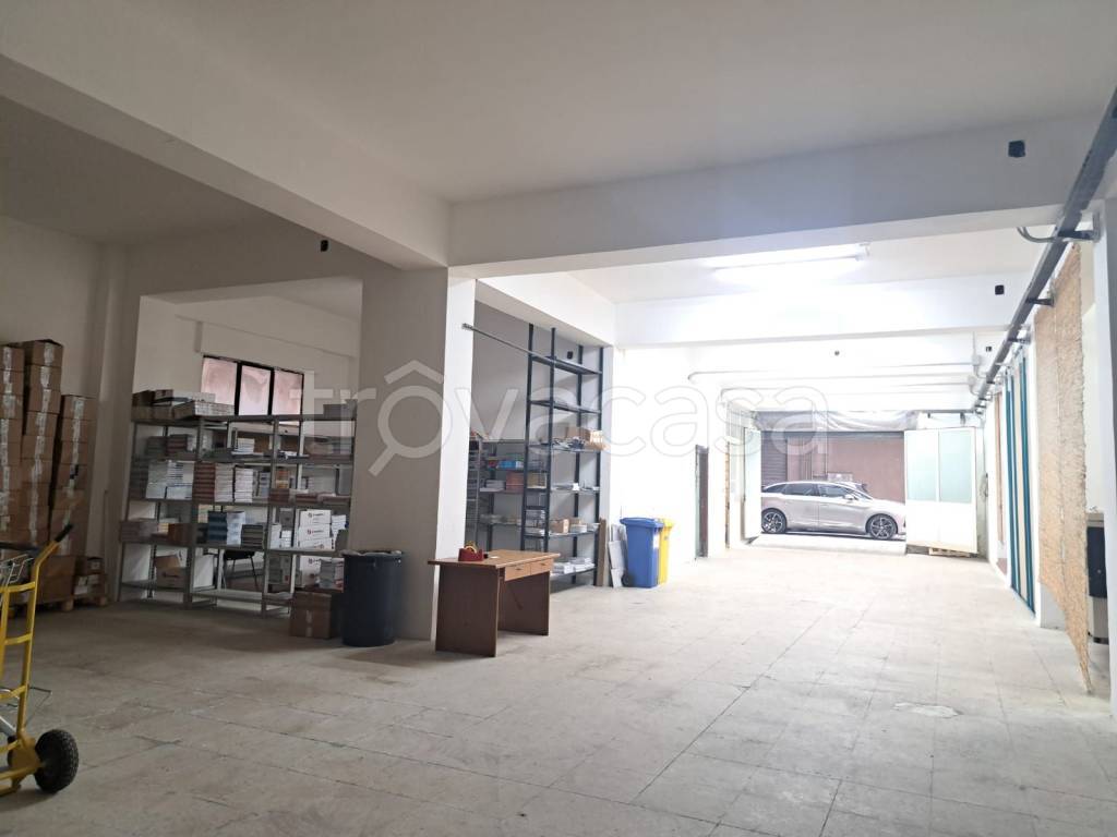 locale commerciale in vendita a Reggio di Calabria in zona Archi