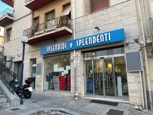 locale commerciale in vendita a Reggio di Calabria in zona Centro Storico