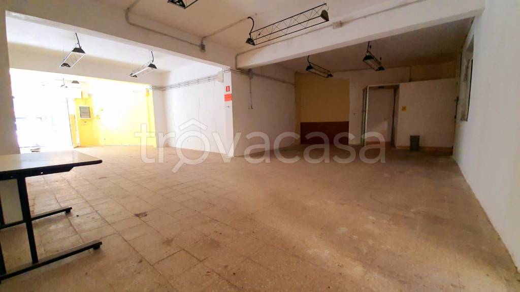 negozio in vendita a Reggio di Calabria in zona Sbarre