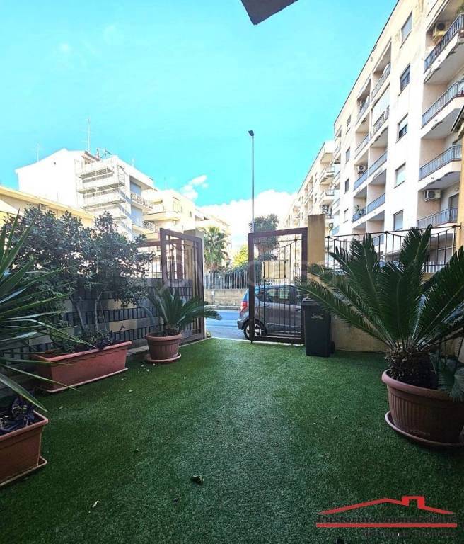 negozio in vendita a Reggio di Calabria in zona Rione Ferrovieri