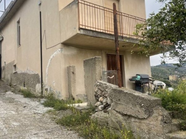 casa indipendente in vendita a Reggio di Calabria in zona Cannavò