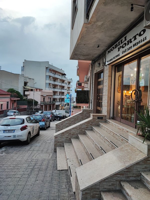 locale commerciale in vendita a Reggio di Calabria in zona Eremo
